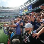 Fanúšikovia Paríža Saint-Germain oslavujú svetový pohár klubu FIFA medzi Parížom Saint-Germain a Real Madrid CF na štadióne MetLife po víťazstve tímu počas semifinále 2025