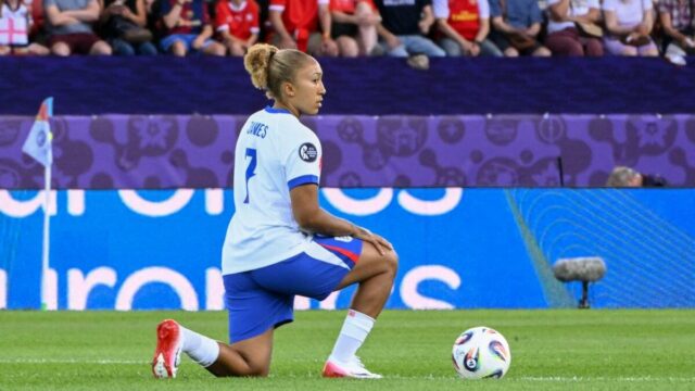 EURO 2025: Anglicko, aby nekľačalo v Taliansku semifinále o rasistickom zneužívaní

