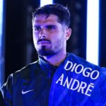 Chelsea Wing Player Pedro Neto napísal hold dotýkajúci sa Diogo Jota