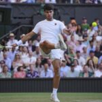 Carlos Alcaraz zo Španielska zasiahne loptu po tom, čo stratil výstrel proti nemeckému gangu Jan-Lenarda počas tretieho zápasu mužských singlov na majstrovstvách tenisu vo Wimbledone v Londýne v piatok 4. júla 2025.