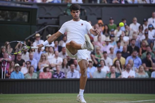 Carlos Alcaraz zo Španielska zasiahne loptu po tom, čo stratil výstrel proti nemeckému gangu Jan-Lenarda počas tretieho zápasu mužských singlov na majstrovstvách tenisu vo Wimbledone v Londýne v piatok 4. júla 2025.