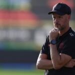 Ako manažér Bayer Leverkusen, vláda Erika Ten Hag začala v piatok katastrofou