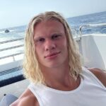 Erling Haaland vydal svojim vlasovým kritikom správu, keď oslavoval svoje 25. narodeniny.