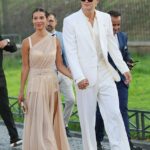 Manchester City Forward Erling Haalanland sa zúčastnil na módnej prehliadke so svojou priateľkou Isabel Haugseng a Dolce & Gabbana Alta Fashion Show na Foro Romano.