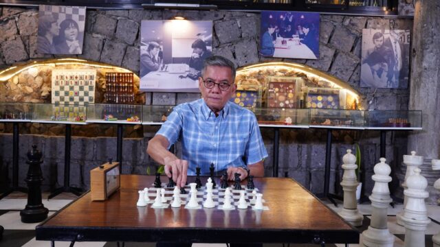 Eugene Torre Šachový grandmaster Divert sa pozerá cez