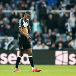 Alexander Isak reaguje počas porážky Newcastle proti Bournemouth