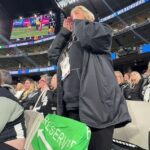Fanúšikovia Jaly na zemi a v televízii počuli za posledných 45 rokov podivnú šnúru sirény v zápasoch Collingwood - a tu je žena za ním žena