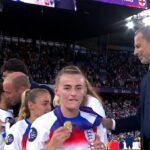 Futbaloví fanúšikovia, po zhromaždení medaily za vtipnú vec, ktorú zakričal na kamerovej levii Chloe Kelly, nazval „legenda“.