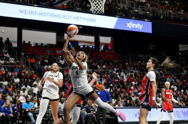 Fanúšikovia WNBA reagujú, keď má dispozícia Angel Reese.

