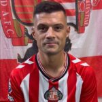 Fanúšikovia žartu Granit Xhaka, bývalá senátorská hviezda po tom, čo sa pripojil k Sunderlandu po tom, čo sa pripojil k videu „General“, ktorý netuší, komu sa pripojil k tomu, koho sa pripojil