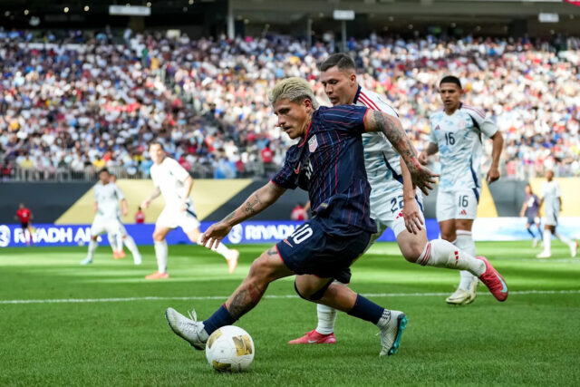 29. júna 2025; Minneapolis, Minnesota, Spojené štáty americké; Záložník Spojených štátov Sidfielder Diego Luna (10) a záložník Costa Rica Carlos Mora (22) Bojujú o prvú polovicu v prvej polovici zlatého pohára 2025 na štadióne US Bank Stadium. Povinný kredit: Brace Humpgirl-Imag Animas Imag