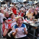 Najlepšie publikum ľudí 12,2 milióna ľudí sledovalo finále eura žien v BBC - s celou sadou divákov ITV (na obrázku: Fanúšikovia, ktorí sledujú boxpark v Croydone)