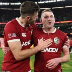 Blair Kinghorn a Finn Russell oslavujú na plný úväzok po víťazstve v Melbourne