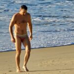 Billy Slater (na obrázku) vyzeral ako kapitán Queensland -Oorigin, ak bol všimnutý na pobreží slnka skoro ráno