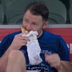 Geelong Skipper Patrick Dangerfield je znázornený, že jesť kebab a jesť váš tím počas 101-bodovej demolácie North Melbourne v sobotu večer