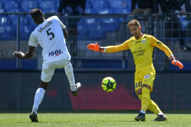Fulham, aby podpísal brankára Montpelliera Benjamina Lecomte

