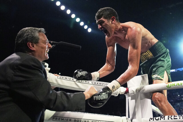Sebastian Fundora napravo oslavuje po tom, čo v sobotu 19. júla 2025 v Las Vegas vyhral boxerský zápas so Super -tim Tszyu.
