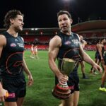 Toby Greene a Darcy Jones Giants oslavujú víťazstvo v Sydney Derby Cup