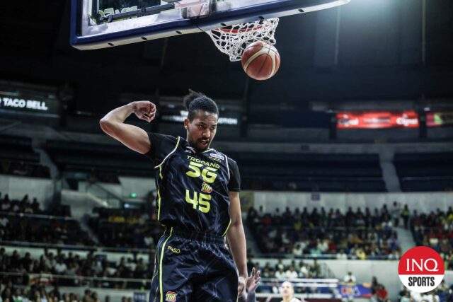 Brandon Ganuelas-Ser počas finále filipínskeho pohára PBA medzi tnt tnt tnt tnt tnt tnt tnt tnt tnt tnt tnt tnt tnt 5g a San Miguel Beermen. –Marrilo 