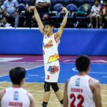 Gian Mamuyac dažďových maliarov alebo jasu počas semifinále filipínskeho pohára PBA proti TNT Tropang 5G.