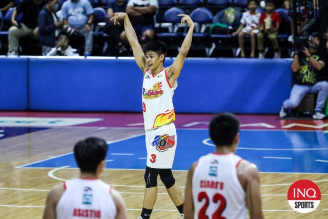 Gian Mamuyac dažďových maliarov alebo jasu počas semifinále filipínskeho pohára PBA proti TNT Tropang 5G.