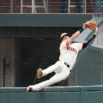 Giants 'Mike Yastrzesmki sa podarilo vyrobiť stenu, aby vytvorila veľkolepú rukoväť