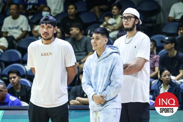 Jún Mar Fajardo (ľavá fotografia, vpravo) sa určite prispôsobuje možnosti straty hry proti Macau spolu s Calvinom Ophtanom (centrom) a Kai Sotto. —Potos de Marlo Cueto