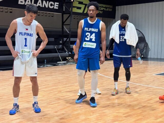 Troy Rosario od Gilas Pilipinas, AJ Edu a Justin Brownlee počas výcviku pred pohárom Fiba Asia Cup
