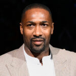 Bývalí Washington Wizards, Gilbert Arenas, sa zúčastňuje na ceremoniáli v polovici zápasu basketbalovej hry NBA medzi čarodejnicami a Miami Heat, piatok 18. novembra 2022 vo Washingtone. ((