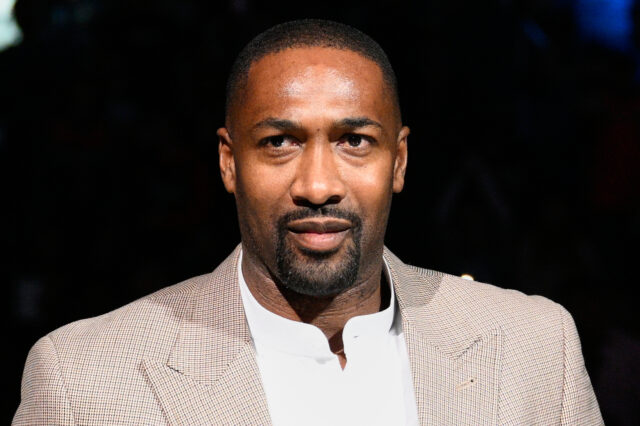 Bývalí Washington Wizards, Gilbert Arenas, sa zúčastňuje na ceremoniáli v polovici zápasu basketbalovej hry NBA medzi čarodejnicami a Miami Heat, piatok 18. novembra 2022 vo Washingtone. ((