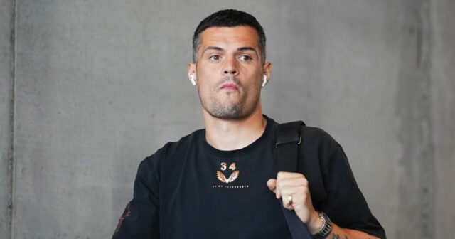Granit Xhaka súhlasí po návrate produktu Premier League, keď je Erik Ten Hag „podráždený a šokovaný“

