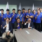 Členovia, Alas Pilipinas, s prezidentom FIVB, Fabio Azevedo, počas jeho návštevy Manily pred majstrovstvom sveta mužov volejbalu tu.
