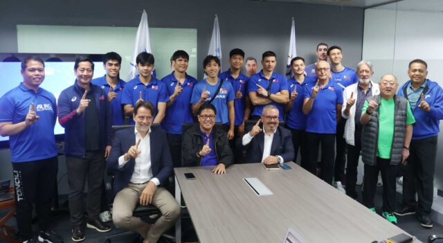 Členovia, Alas Pilipinas, s prezidentom FIVB, Fabio Azevedo, počas jeho návštevy Manily pred majstrovstvom sveta mužov volejbalu tu.