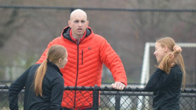 Holland High School Tennis Coach Kyle Kreps zostúpil


