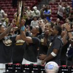 Hráči Charlotte Hornets oslavujú po porážke Kings Sacramento v basketbalovej basketbalovej hre NBA v nedeľu 20. júla 2025 v Las Vegas.