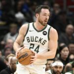 Pat Connaughton Bucks in Hornets NBA