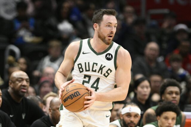 Pat Connaughton Bucks in Hornets NBA