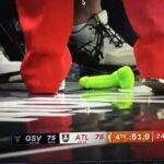 Fanúšikovia WNBA boli ponechaní v utorok po tom, čo jeden podporovateľ hodil sexuálnu hračku na námestie