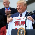 Hráči Red Sox sa stretávajú s Trumpom v Bielom dome napriek predchádzajúcemu snubovi od Alexa Cora