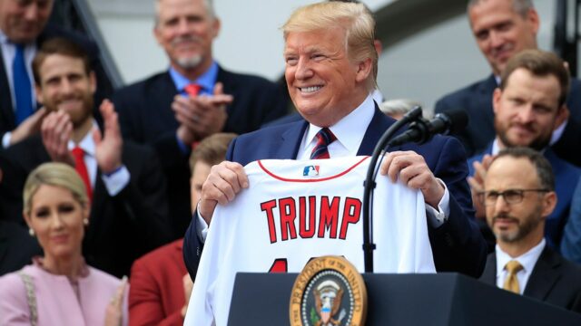 Hráči Red Sox sa stretávajú s Trumpom v Bielom dome napriek predchádzajúcemu snubovi od Alexa Cora

