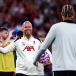 Hugo Ekitike est en train de dire à Arne Slot téléphonique comme Liverpool continue Alexander Isak Chase