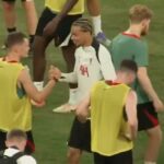 Hugo Ekitike (Center) sa vo štvrtok prvýkrát stretol s novými spoluhráčmi z Liverpoolu