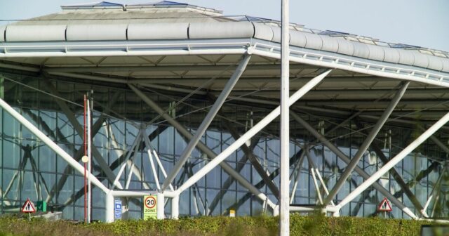 Hviezda bývalej krajiny zatknutá na letisku Stansted, pretože cestujúci stratili slová Futbalový šport

