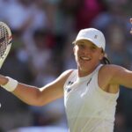 Poľsko Swiatk Iga oslavuje po porazení Belinda Bencic vo Švajčiarsku počas semifinále ženských singlov na majstrovstvách tenisu vo Wimbledone v Londýne vo štvrtok 10. júla 2025.