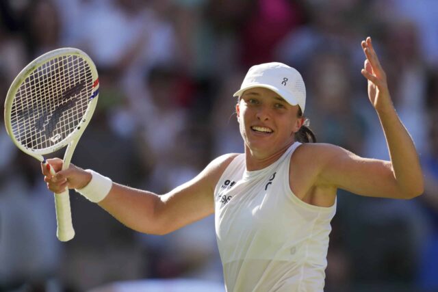 Poľsko Swiatk Iga oslavuje po porazení Belinda Bencic vo Švajčiarsku počas semifinále ženských singlov na majstrovstvách tenisu vo Wimbledone v Londýne vo štvrtok 10. júla 2025.