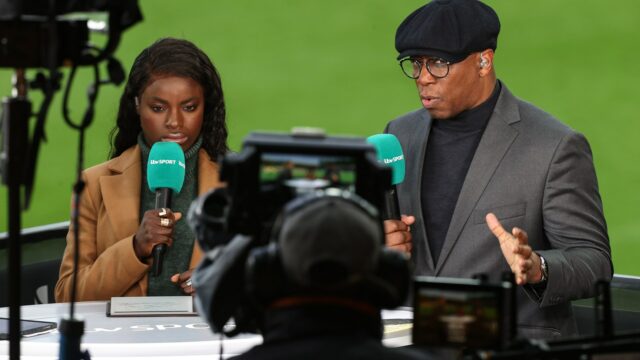 Manchester, Anglicko - 7. februára: Ian Wright, futbalový prieskum a bývalý futbalista sa pozerajú pred štvrtým kola Emirates FA Cupu medzi Manchesterom United a Leicester City v Old Trafford 7. februára 2025 v Anglicku Manchester. (Foto: Richard Sellers/Sports Photo/Allstar prostredníctvom Getty Images)