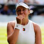 IgA Swiak Hands Amanda Anisimova drvujúca porážku, aby vyhrala prvý titul Wimbledon