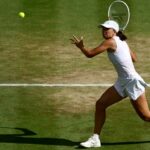 IgA Swiak dominuje Anisim Amanda, aby dobyl Wimbledon 2025