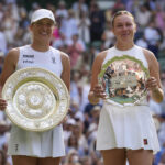 Poľsko IGA Swiattek vľavo oslavuje s trofejou po porazení Spojených štátov Anisimova Amanda na pravej strane, aby vyhrala finále žien žien na majstrovstvách tenisu tenisu vo Wimbledone v Londýne v sobotu 12. júla 2025.