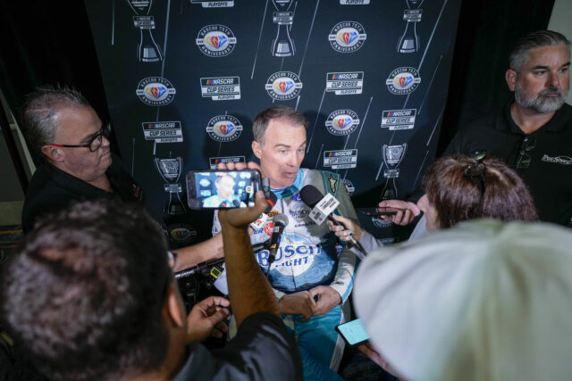 Insider NASCAR sa v modernej dobe otvára Kevinovi Harvickovi na hektických papieroch vodičov

